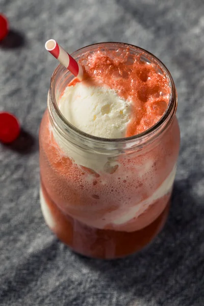 冷たいチェリーコーラアイスクリームがストローで浮かぶ — ストック写真