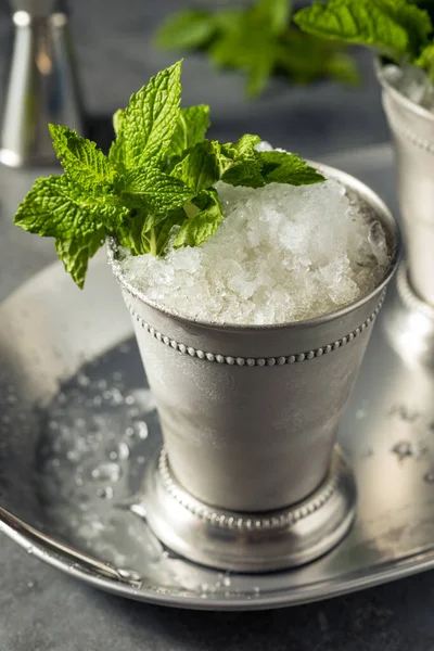 Boozy Refreshing Bourbon Mint Julep Mit Eis Und Zucker — Stockfoto