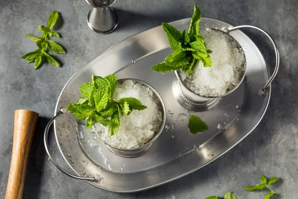 Освежающий Бурбон Mint Julep Льдом Сахаром — стоковое фото