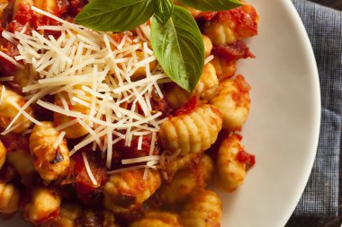 Kırmızı soslu ev yapımı İtalyan Gnocchi.