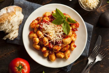 Kırmızı soslu ev yapımı İtalyan Gnocchi.