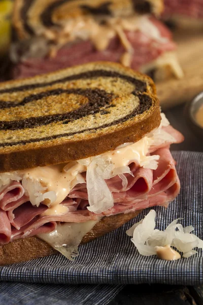 Domowe reuben sandwich — Zdjęcie stockowe