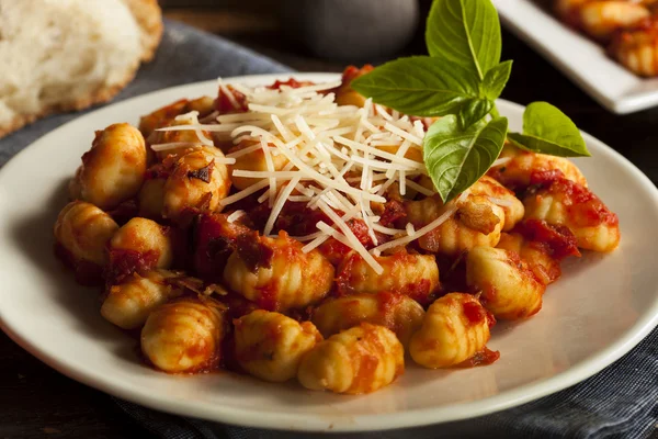 Gnocchi italiani fatti in casa con salsa rossa — Foto Stock