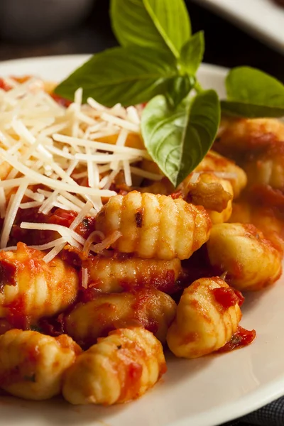 Gnocchi italiani fatti in casa con salsa rossa — Foto Stock