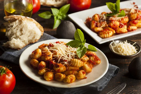 Zelfgemaakte Italiaanse Gnocchi met rode saus — Stockfoto