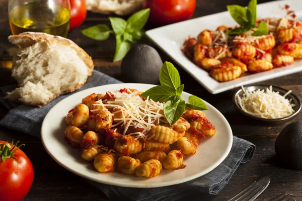 Gnocchi italiani fatti in casa con salsa rossa — Foto Stock