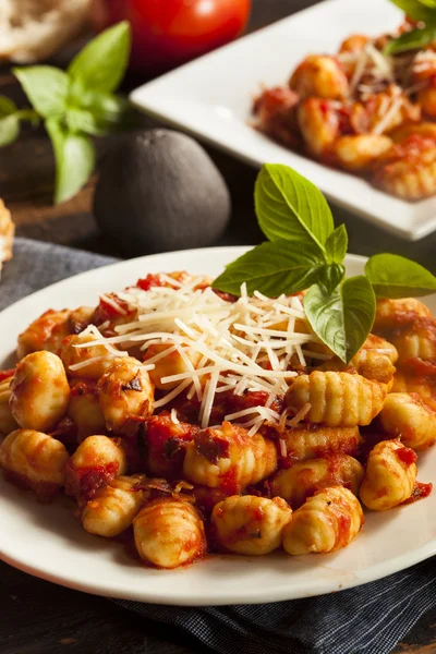 Gnocchi italiani fatti in casa con salsa rossa — Foto Stock