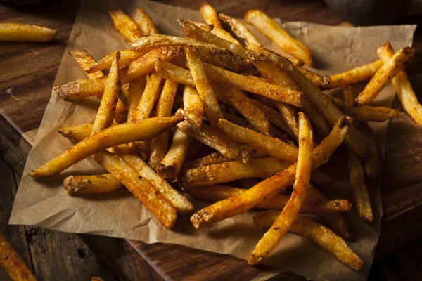 Cajun Gekruide Franse frietjes — Stockfoto