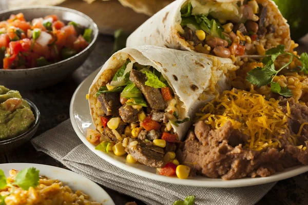 Hausgemachter Riese Beef Burrito — Stockfoto