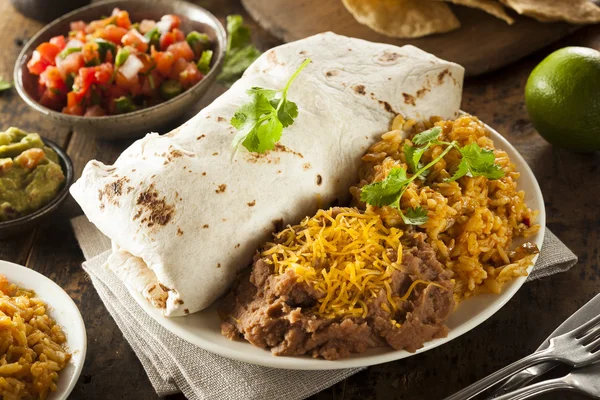 Domowe olbrzym wołowiny burrito — Zdjęcie stockowe