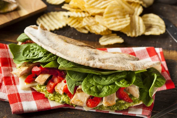 Pesto de frango grelhado saudável Flatbread — Fotografia de Stock