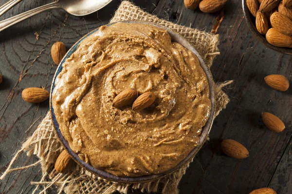 Mantequilla de almendra orgánica cruda — Foto de Stock