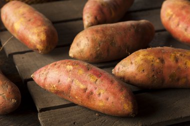 Organik çiğ tatlı patates