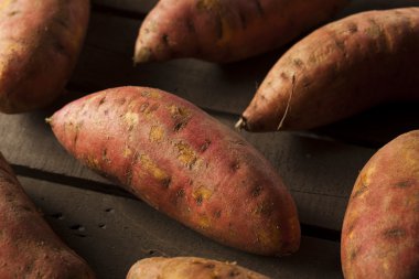 Organik çiğ tatlı patates