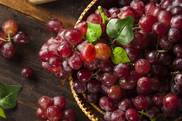 Uvas vermelhas brutas orgânicas — Fotografia de Stock