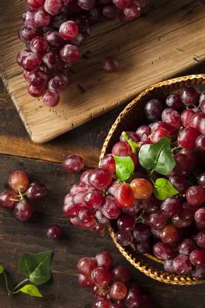 Uvas vermelhas brutas orgânicas — Fotografia de Stock