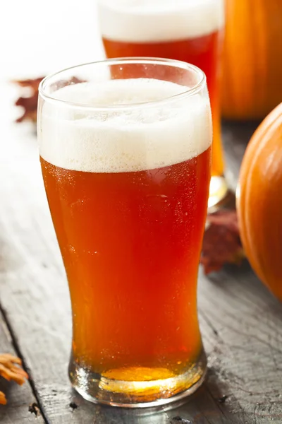 Pěnivý oranžové dýně pivo — Stock fotografie