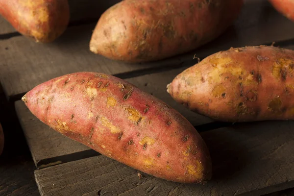 Organic Raw Sweet Potatoes — Stock Photo, Image