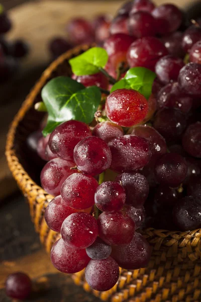 Uvas vermelhas brutas orgânicas — Fotografia de Stock