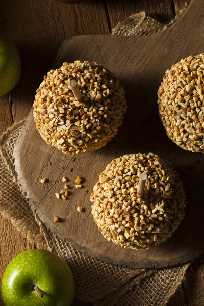 Manzanas Taffy caseras con cacahuetes — Foto de Stock