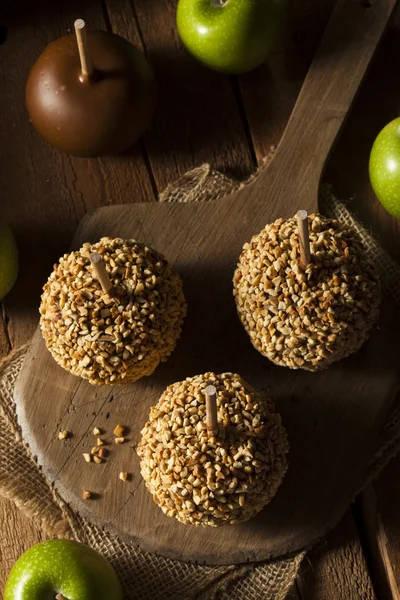 Homemade Taffy Apples with Peanuts — Stock Photo, Image