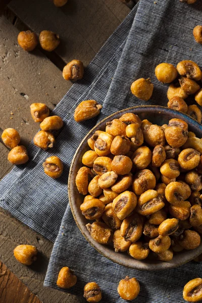 Домашние соленые кукурузные орехи — стоковое фото