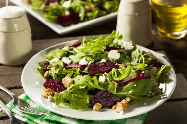 원시 녹색 사탕 무 우와 arugula 샐러드