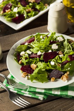 원시 녹색 사탕 무 우와 arugula 샐러드