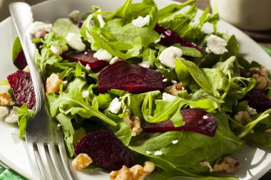 원시 녹색 사탕 무 우와 arugula 샐러드