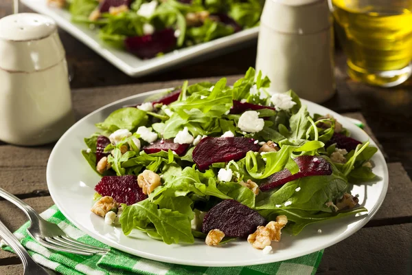 Råa gröna betor och rucola sallad — Stockfoto