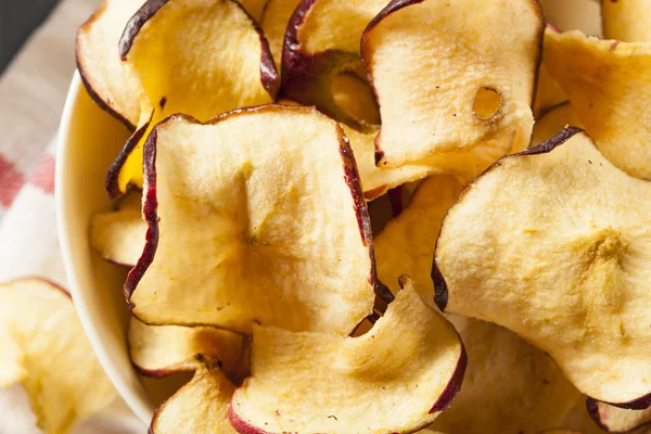 Torkade äpplen chips i ugn — Stockfoto