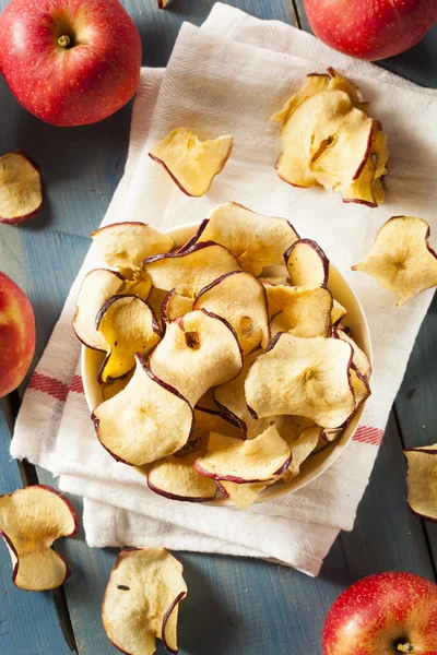 Torkade äpplen chips i ugn — Stockfoto