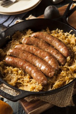kavrulmuş bira bratwurst saurkraut ile