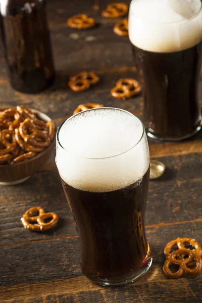 Erfrischendes dunkles Bier — Stockfoto