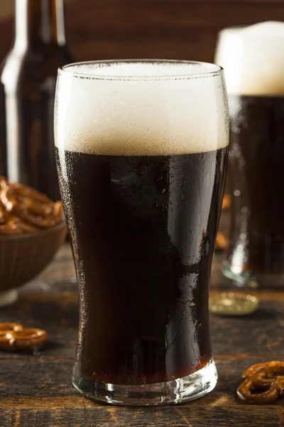 Cerveja Stout escuro refrescante — Fotografia de Stock