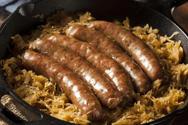 Birra arrosto Bratwurst con crauti — Foto Stock