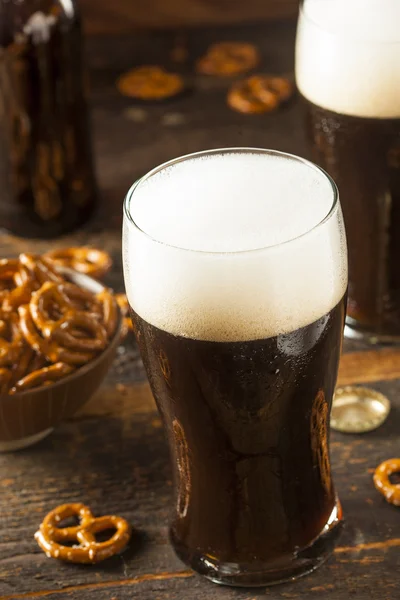 Cerveja Stout escuro refrescante — Fotografia de Stock