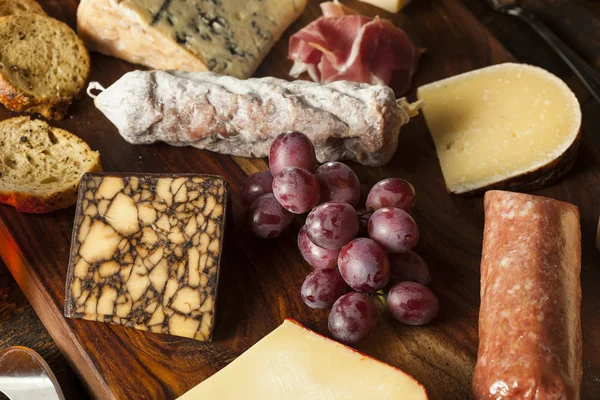 Díszes hús és a gyümölcs cheeseboard — Stock Fotó