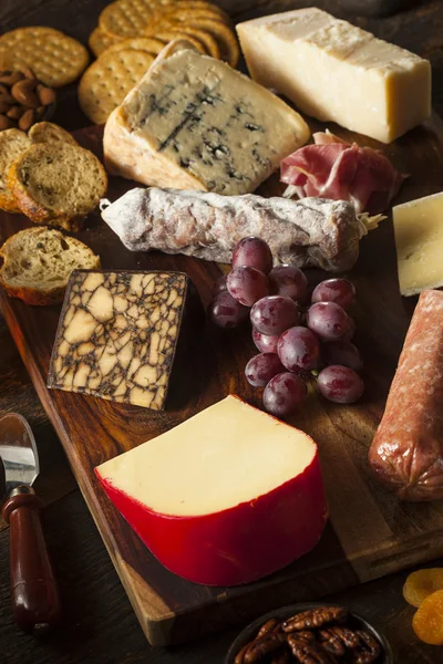 Carne extravagante e quadro de queijo com frutas — Fotografia de Stock
