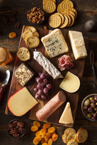 Díszes hús és a gyümölcs cheeseboard — Stock Fotó