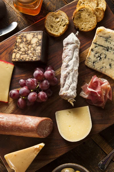 Díszes hús és a gyümölcs cheeseboard — Stock Fotó