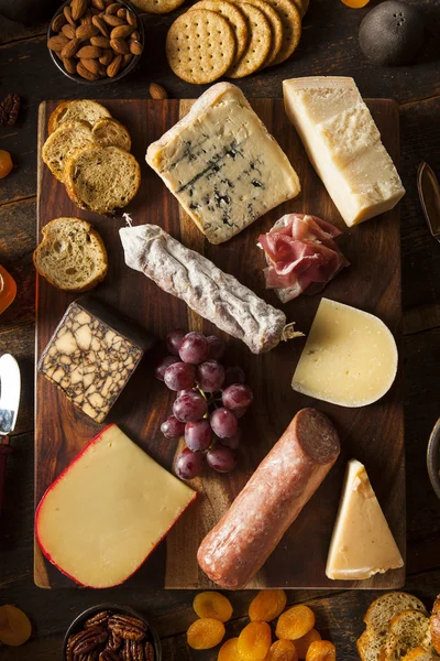 Díszes hús és a gyümölcs cheeseboard — Stock Fotó