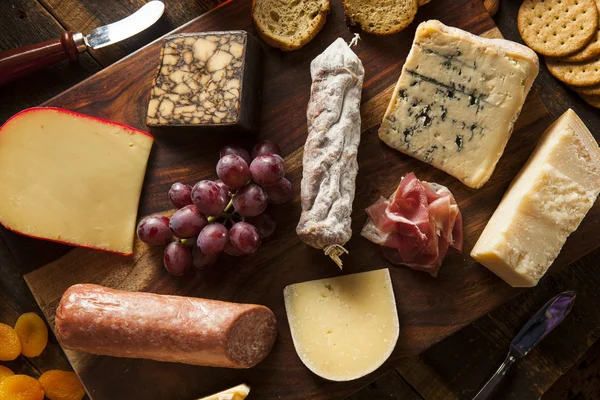 Carne extravagante e quadro de queijo com frutas — Fotografia de Stock