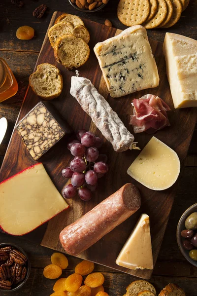 Díszes hús és a gyümölcs cheeseboard — Stock Fotó