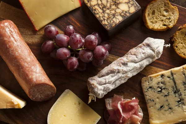 Díszes hús és a gyümölcs cheeseboard — Stock Fotó