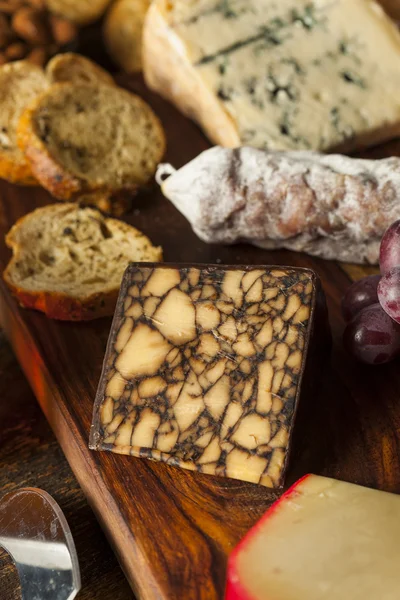 Schickes Fleisch und Käseplatte mit Früchten — Stockfoto