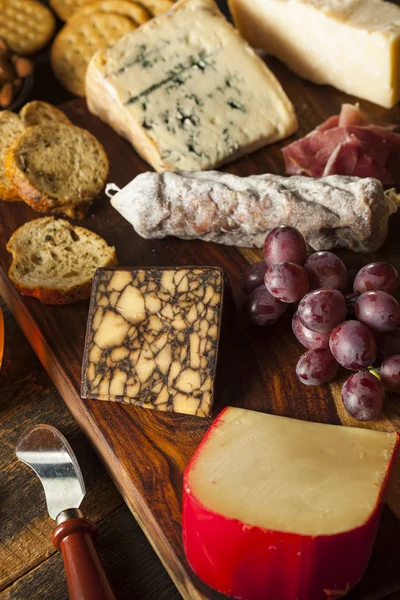 Carne extravagante e quadro de queijo com frutas — Fotografia de Stock