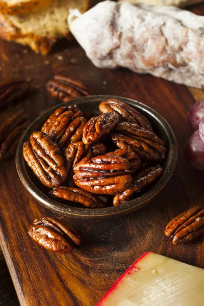 Homemade Candied Pecans with Cinnamon — Stock Photo, Image