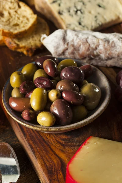 Разнообразие свежих органических маслин — стоковое фото