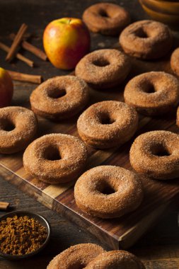 sıcak elma şırası börekler